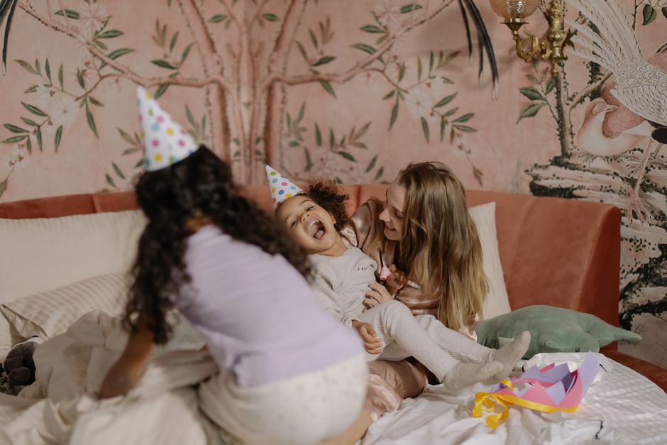 Sprookjesachtige bomen op kinderkamer muur.