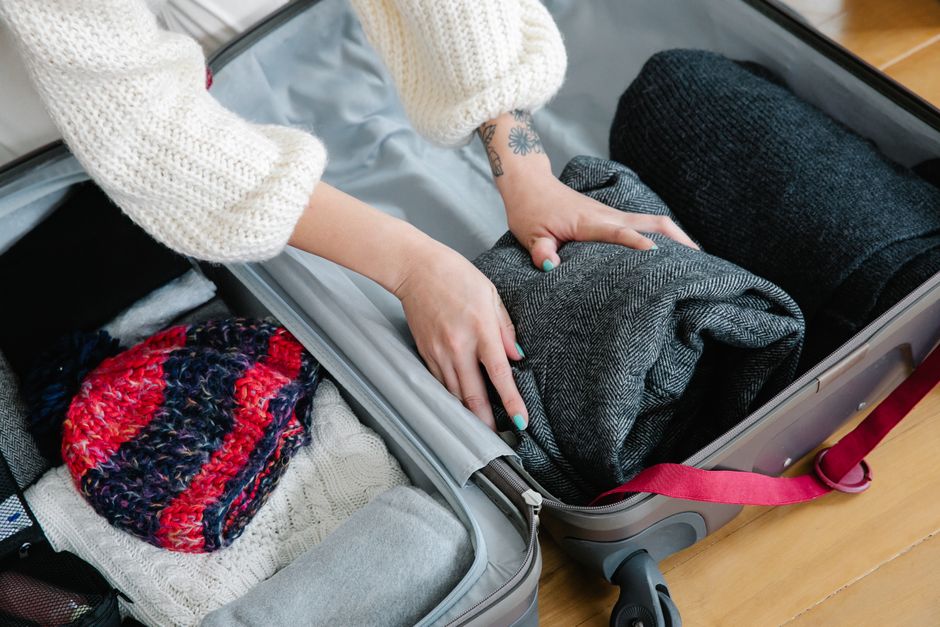 Ingepakt bagage met herfstkleding en Santorini gids.