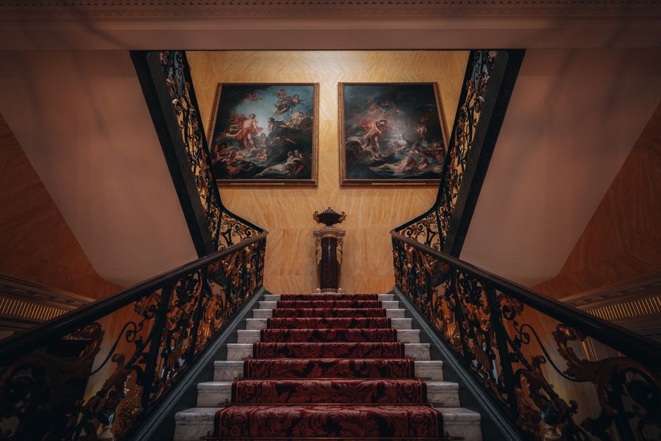 Herfstkleuren schilderijen verlevendigen trappenhuis.