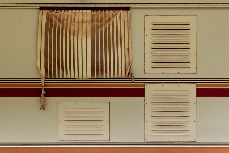Gordijnen met herfstmotief in caravaninterieur.