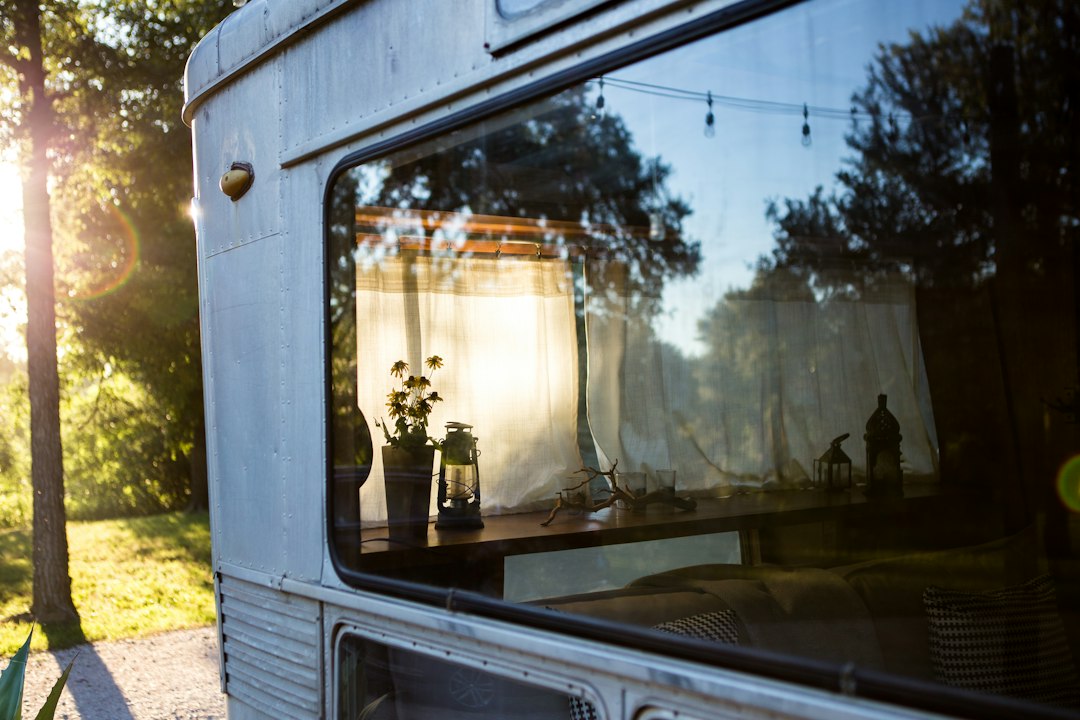 Kleurrijke caravangordijntjes voor herfstseizoen.