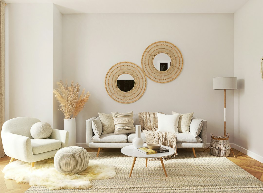Warme neutrale tinten in herfstinterieur woonkamer.