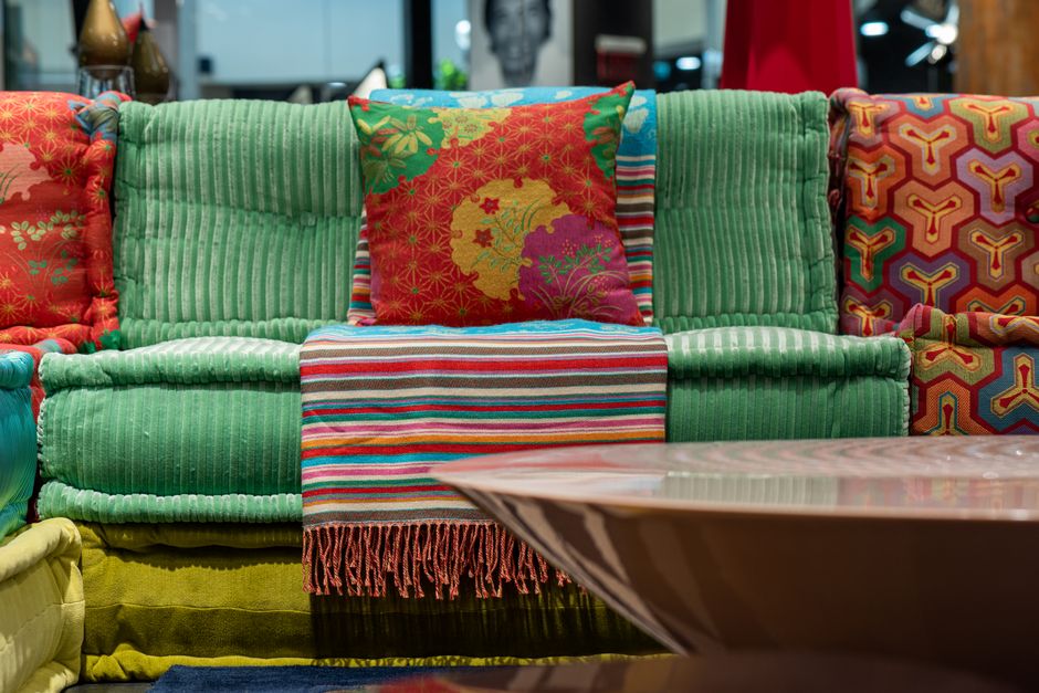 Maximalistische slaapkamer met opvallende herfsttinten. Maximalistische slaapkamer met opvallende herfsttinten.